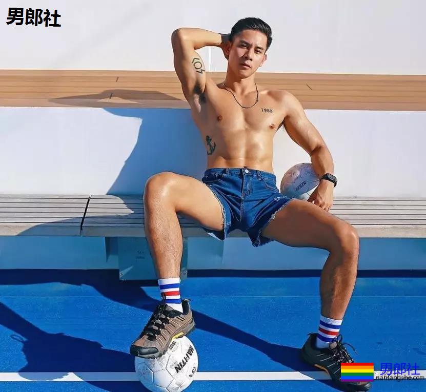 紧身裤的教练，感受一下他粗（壮）大（腿）！ - 51虹马