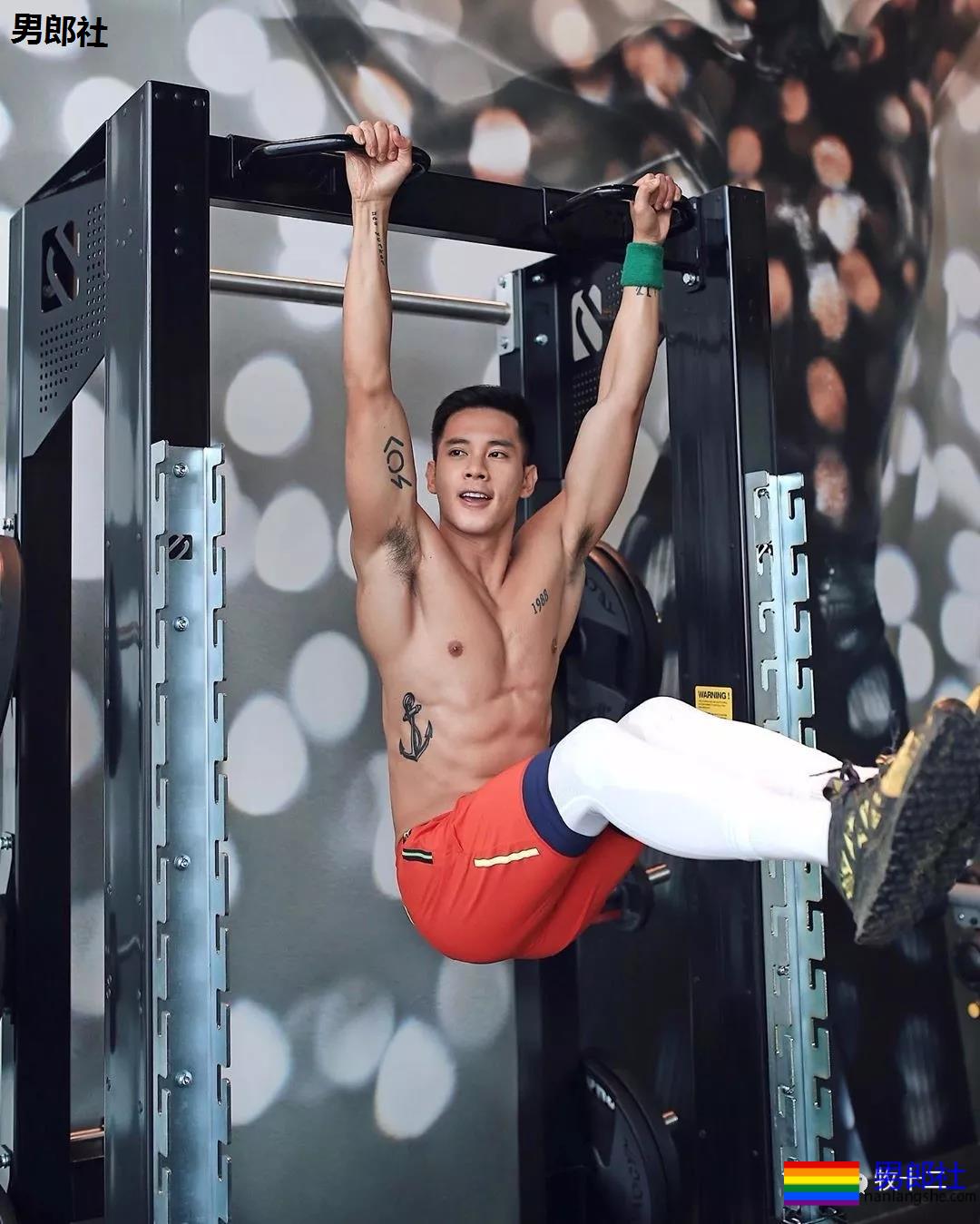 紧身裤的教练，感受一下他粗（壮）大（腿）！ - 51虹马