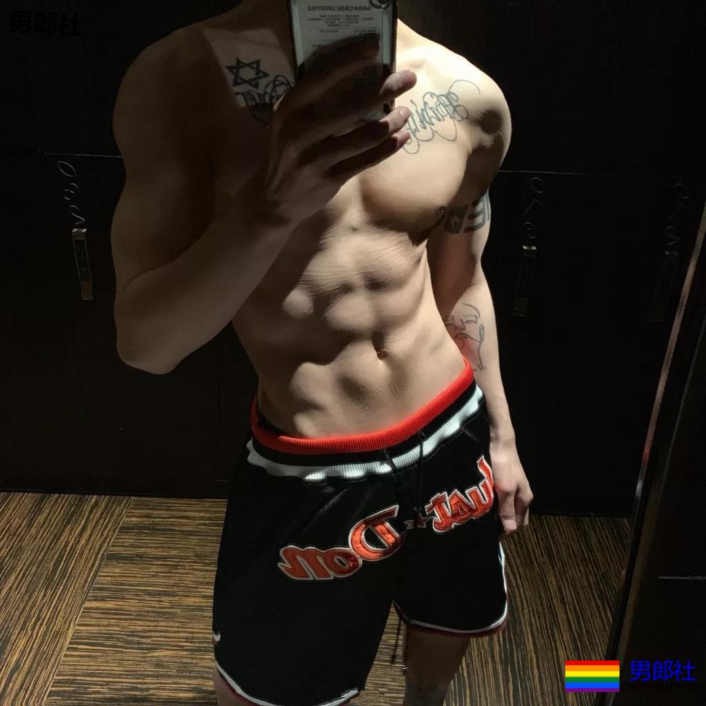 微博网红小狼狗穿内裤爱自拍，白嫩好身材被赞很长很tu!-51虹马