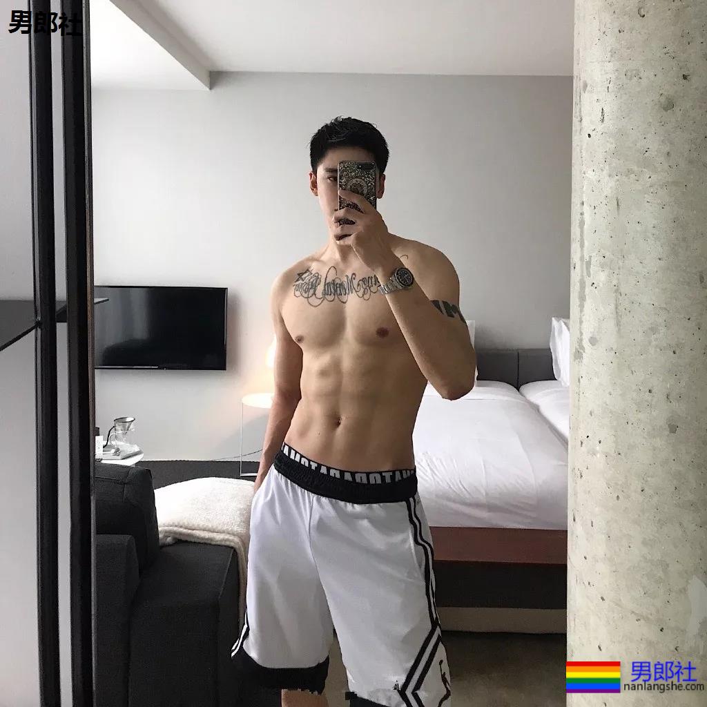 微博网红小狼狗穿内裤爱自拍，白嫩好身材被赞很长很tu! - 51虹马