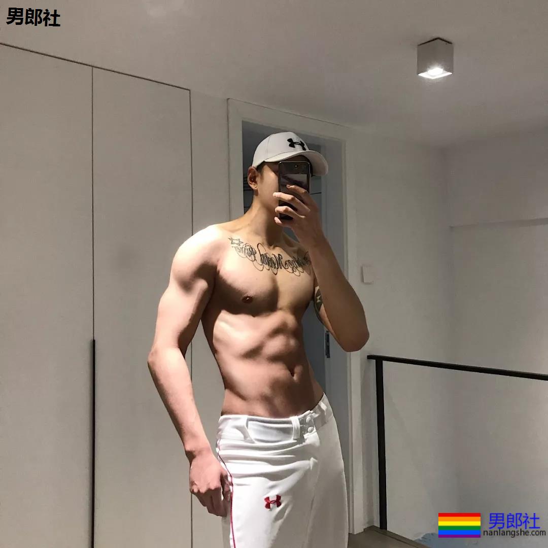 微博网红小狼狗穿内裤爱自拍，白嫩好身材被赞很长很tu! - 51虹马