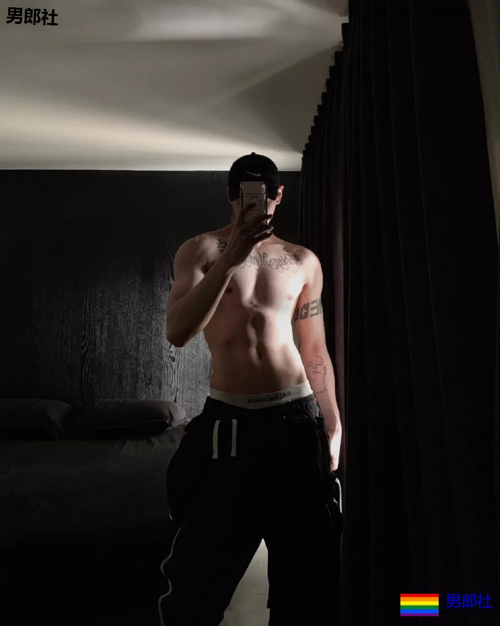 微博网红小狼狗穿内裤爱自拍，白嫩好身材被赞很长很tu! - 51虹马