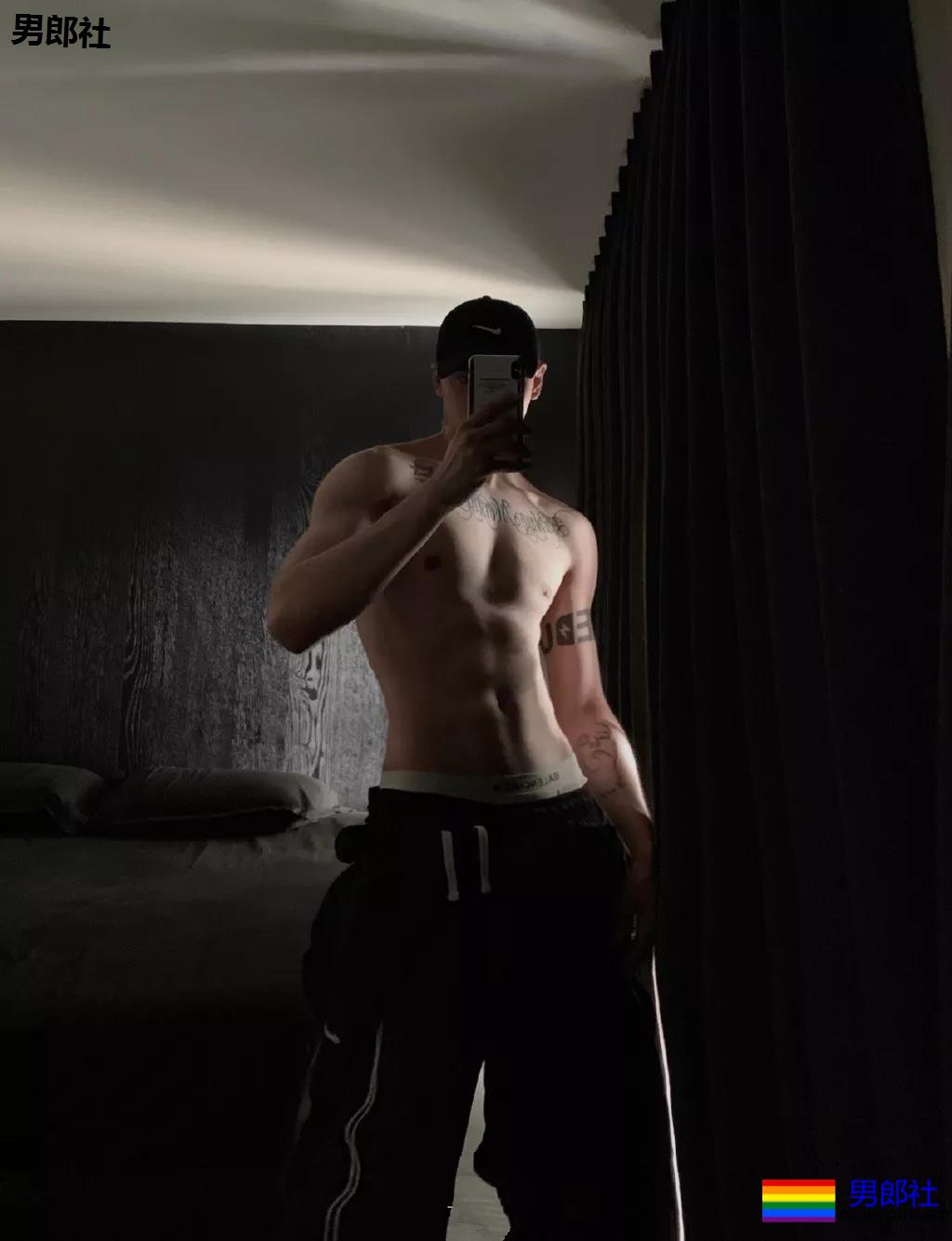 微博网红小狼狗穿内裤爱自拍，白嫩好身材被赞很长很tu! - 51虹马