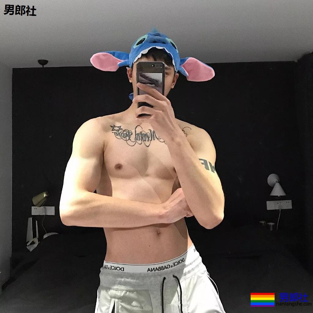 微博网红小狼狗穿内裤爱自拍，白嫩好身材被赞很长很tu! - 51虹马