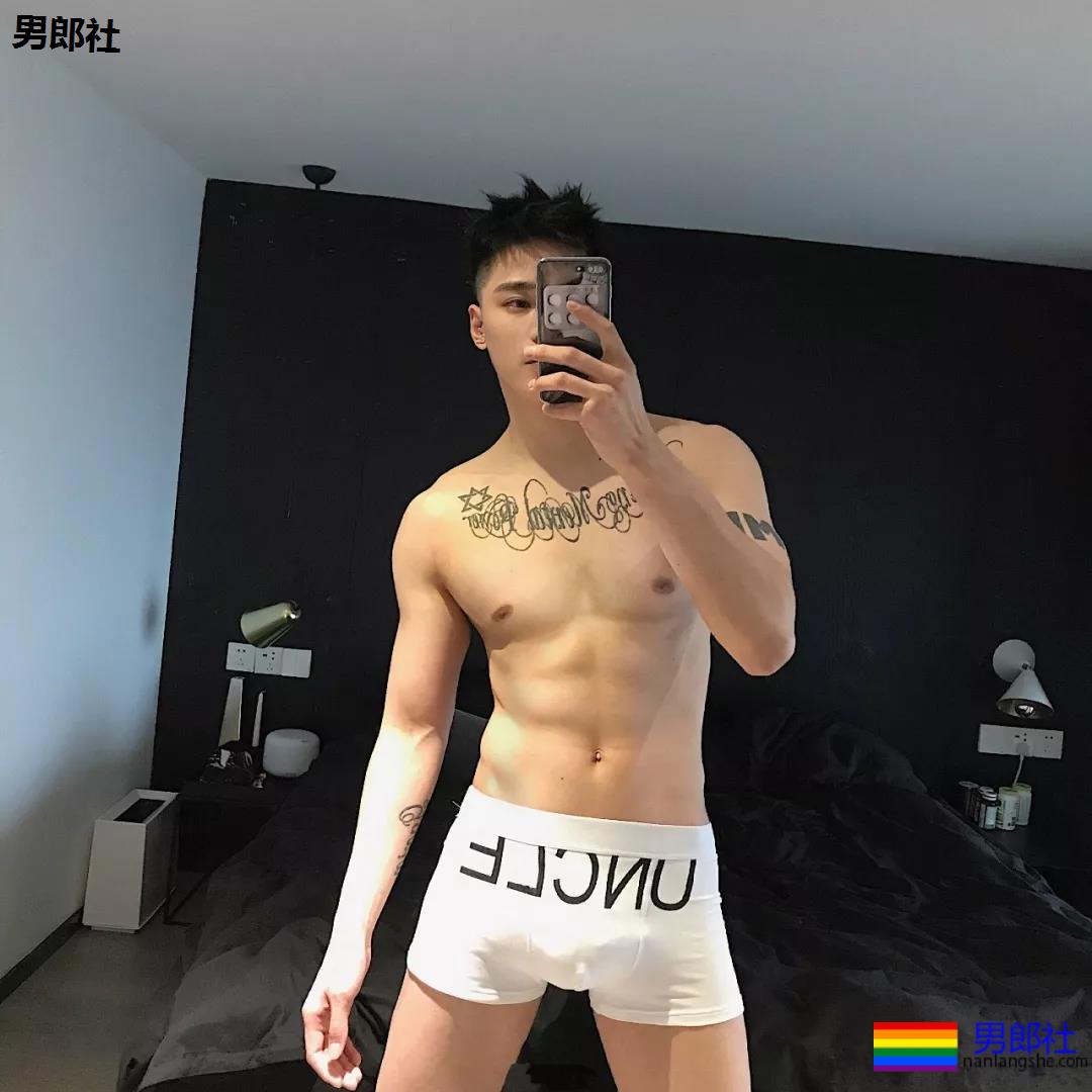 微博网红小狼狗穿内裤爱自拍，白嫩好身材被赞很长很tu! - 51虹马