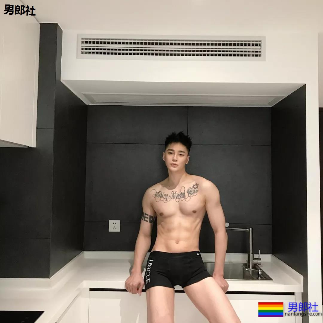 微博网红小狼狗穿内裤爱自拍，白嫩好身材被赞很长很tu! - 51虹马