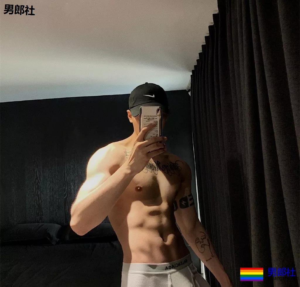 微博网红小狼狗穿内裤爱自拍，白嫩好身材被赞很长很tu! - 51虹马