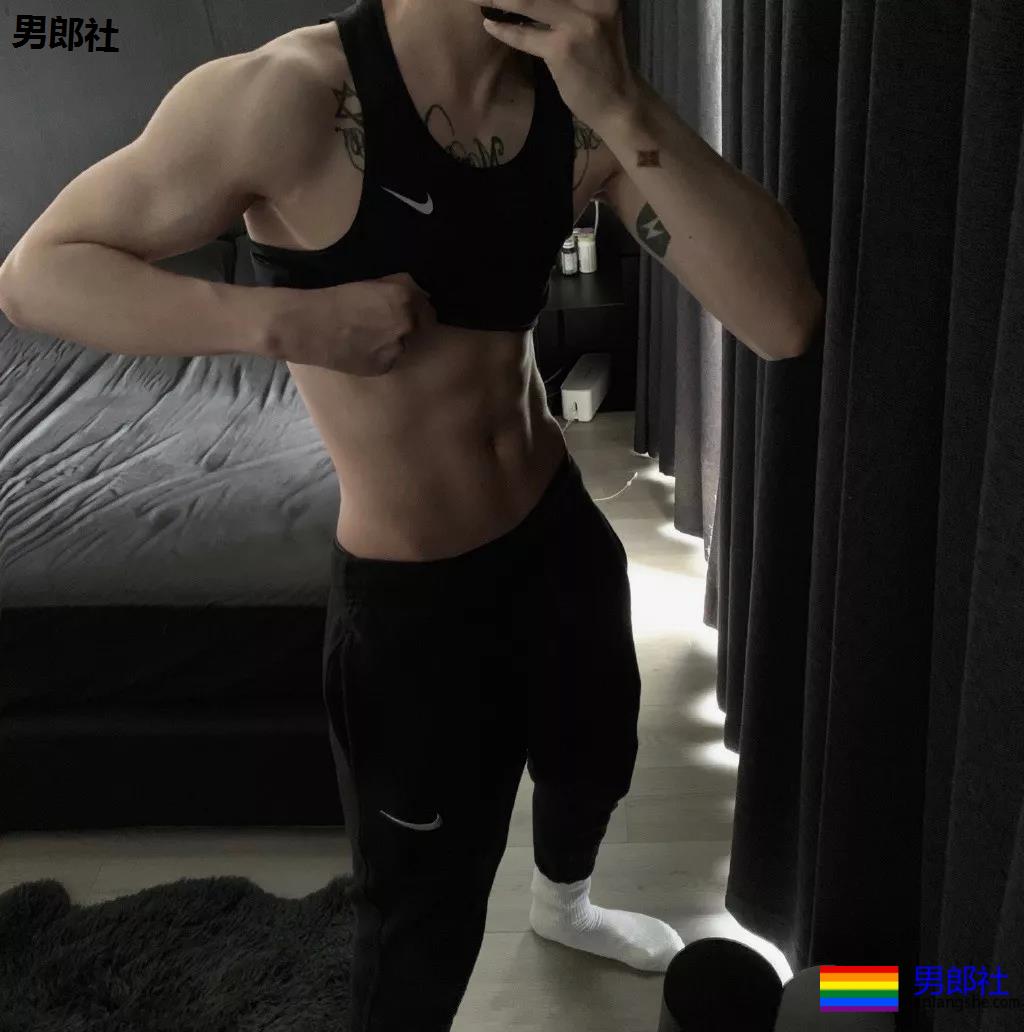 微博网红小狼狗穿内裤爱自拍，白嫩好身材被赞很长很tu! - 51虹马