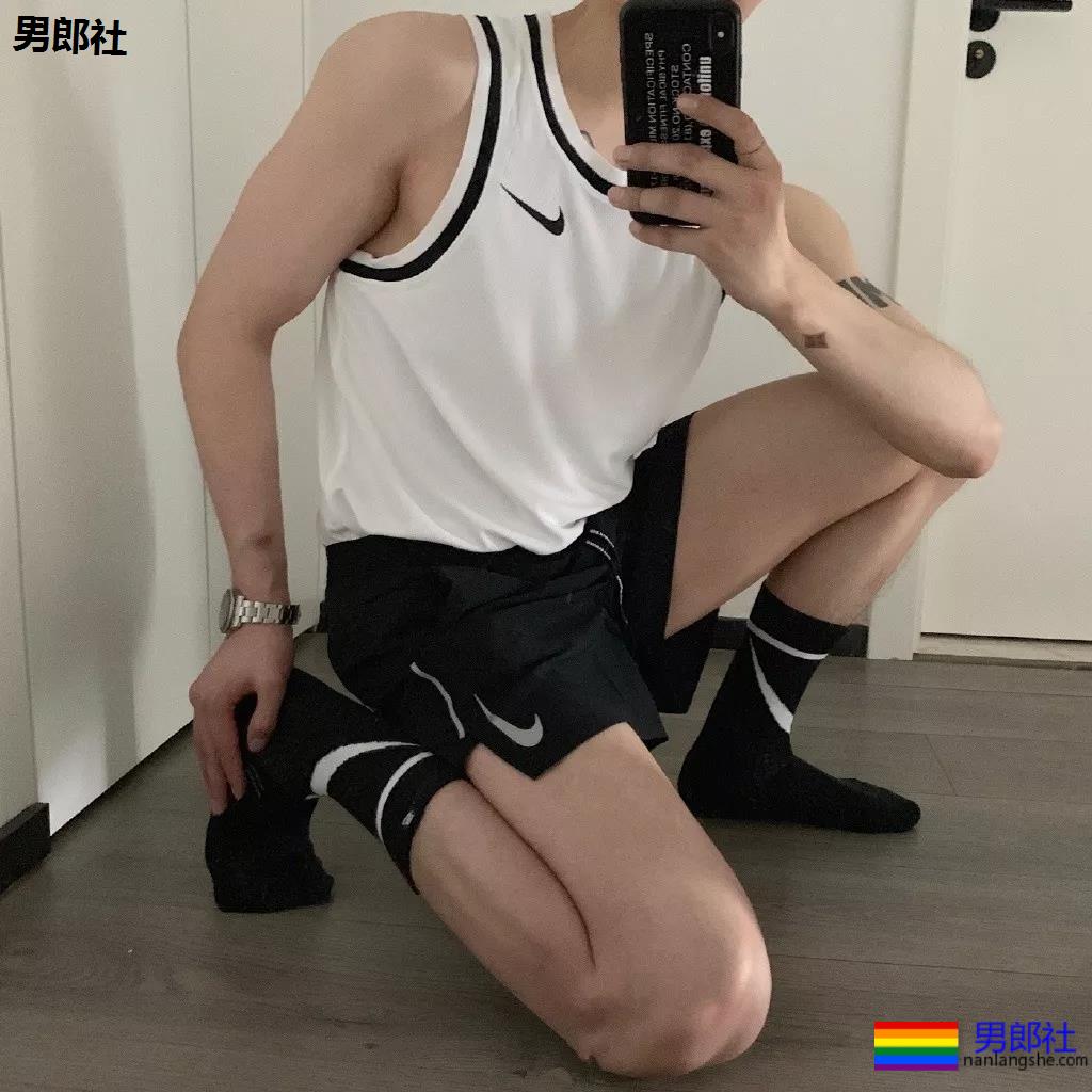 微博网红小狼狗穿内裤爱自拍，白嫩好身材被赞很长很tu! - 51虹马