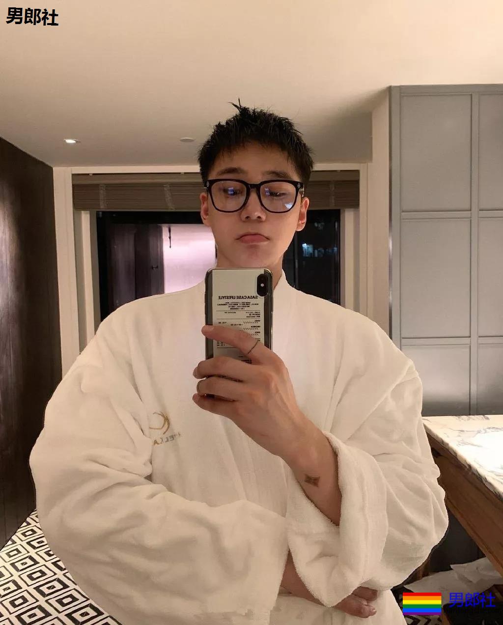 微博网红小狼狗穿内裤爱自拍，白嫩好身材被赞很长很tu! - 51虹马