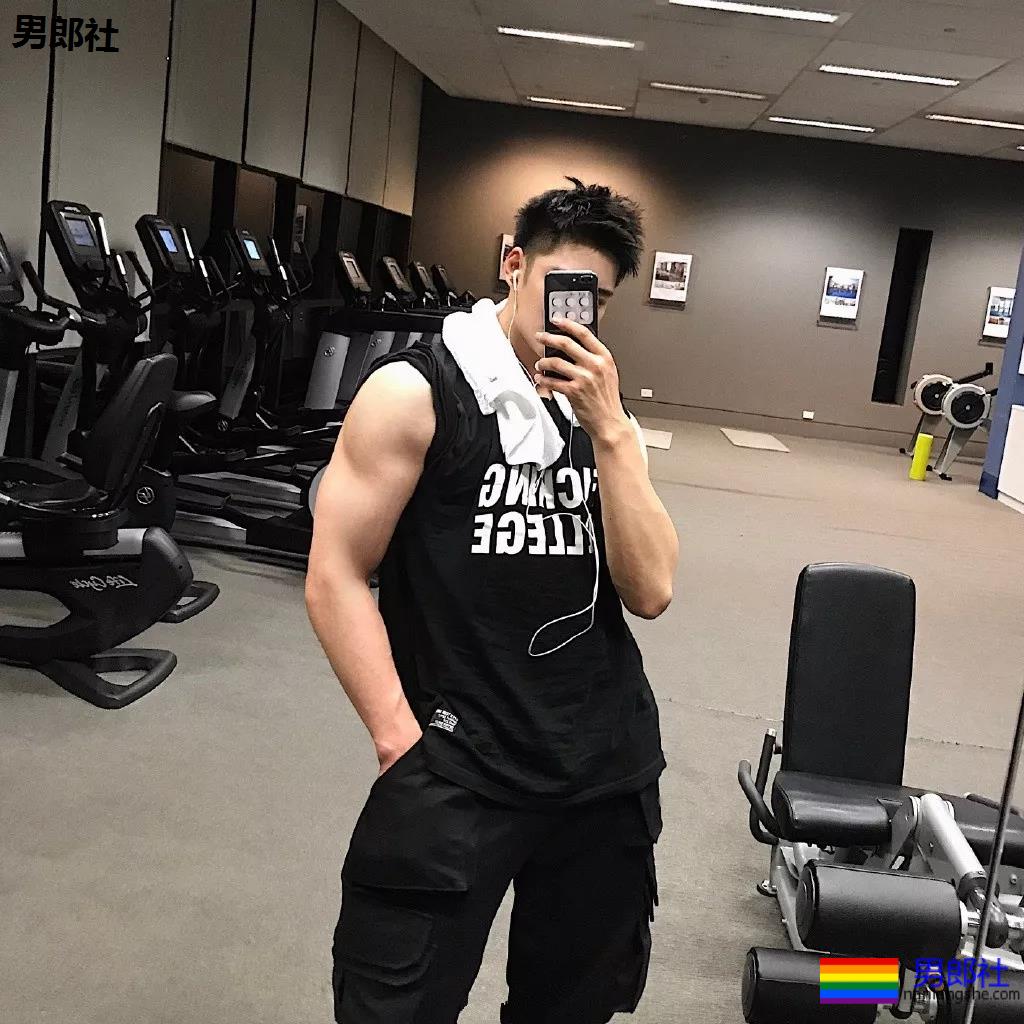 微博网红小狼狗穿内裤爱自拍，白嫩好身材被赞很长很tu! - 51虹马