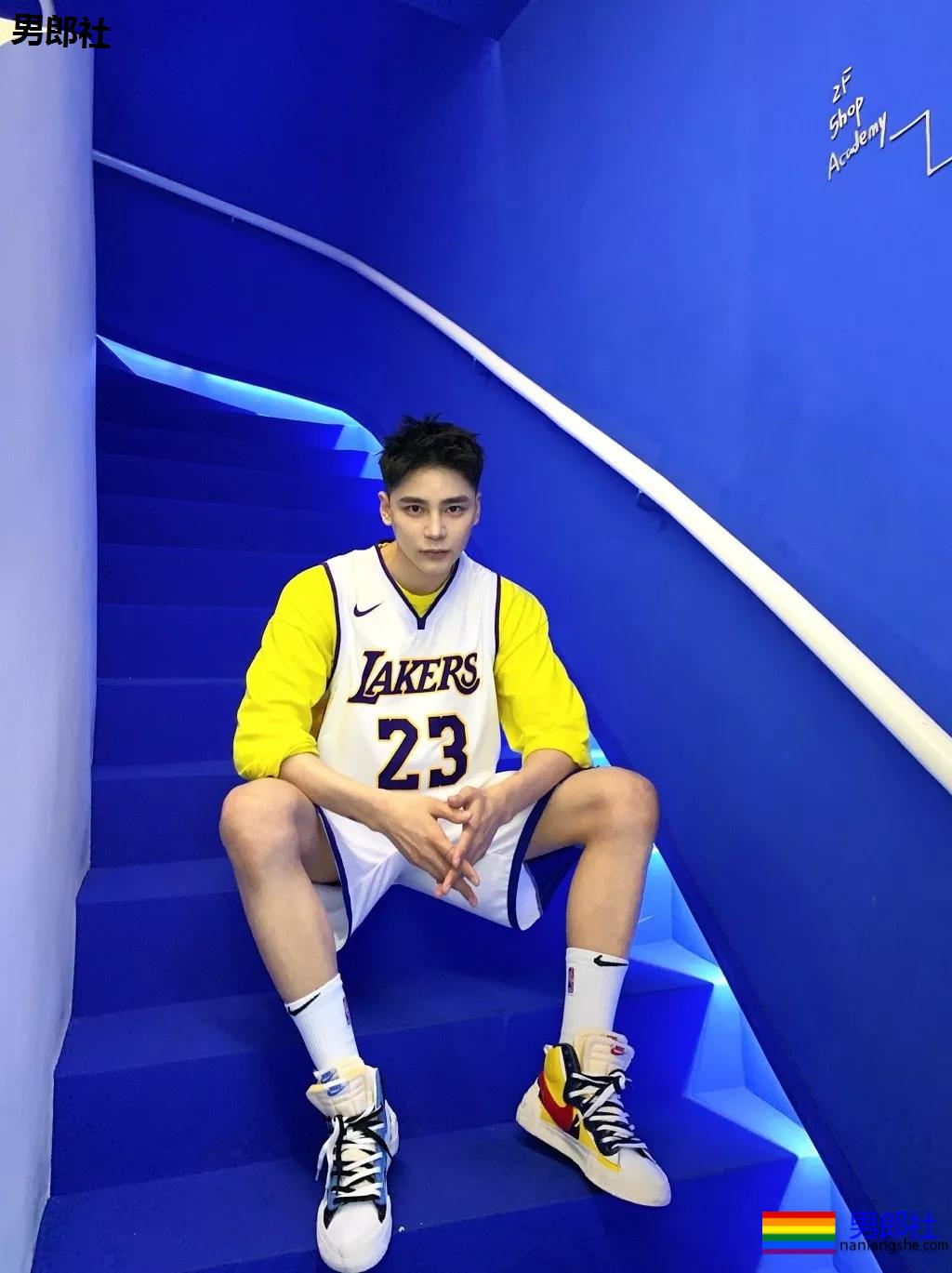 微博网红小狼狗穿内裤爱自拍，白嫩好身材被赞很长很tu! - 51虹马