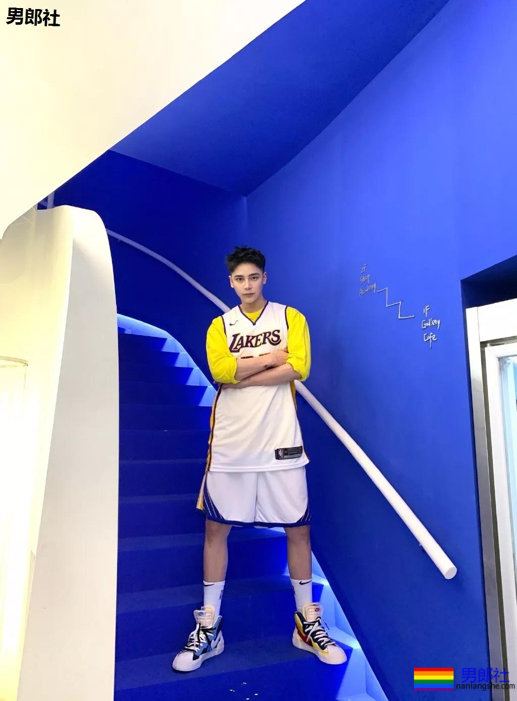 微博网红小狼狗穿内裤爱自拍，白嫩好身材被赞很长很tu! - 51虹马