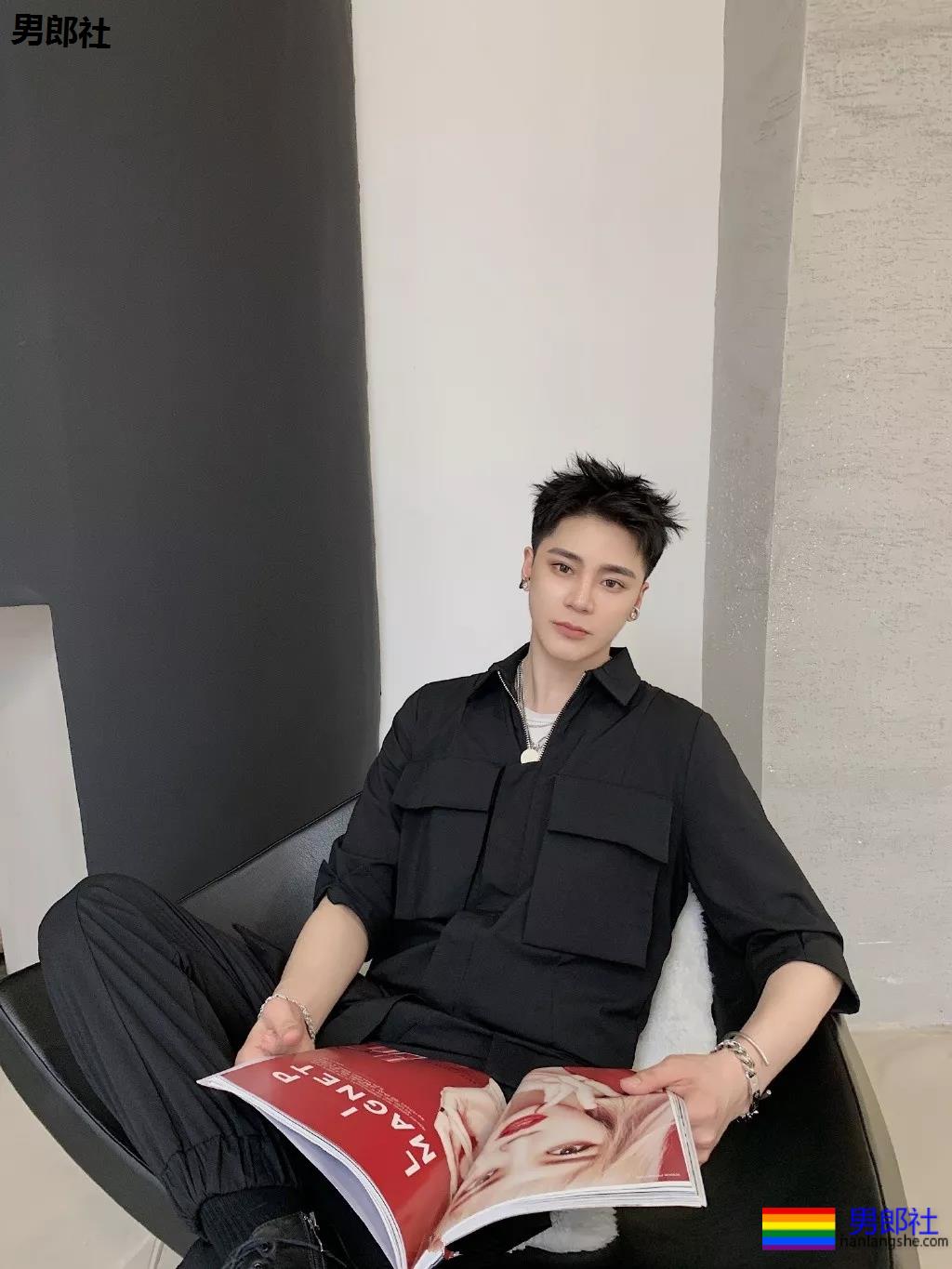 微博网红小狼狗穿内裤爱自拍，白嫩好身材被赞很长很tu! - 51虹马