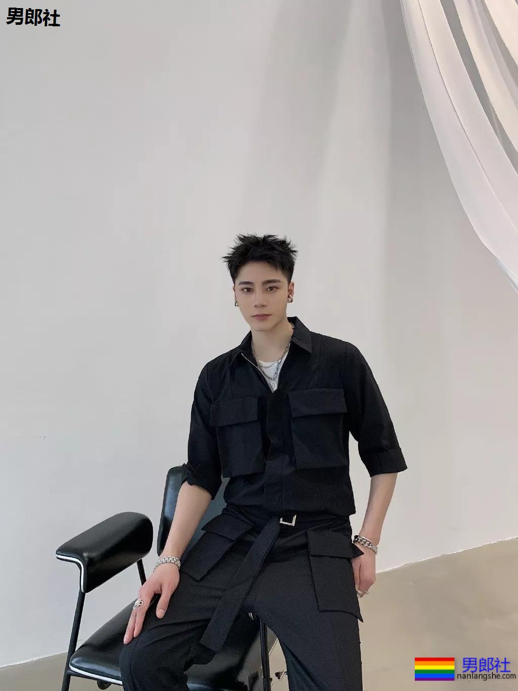 微博网红小狼狗穿内裤爱自拍，白嫩好身材被赞很长很tu! - 51虹马