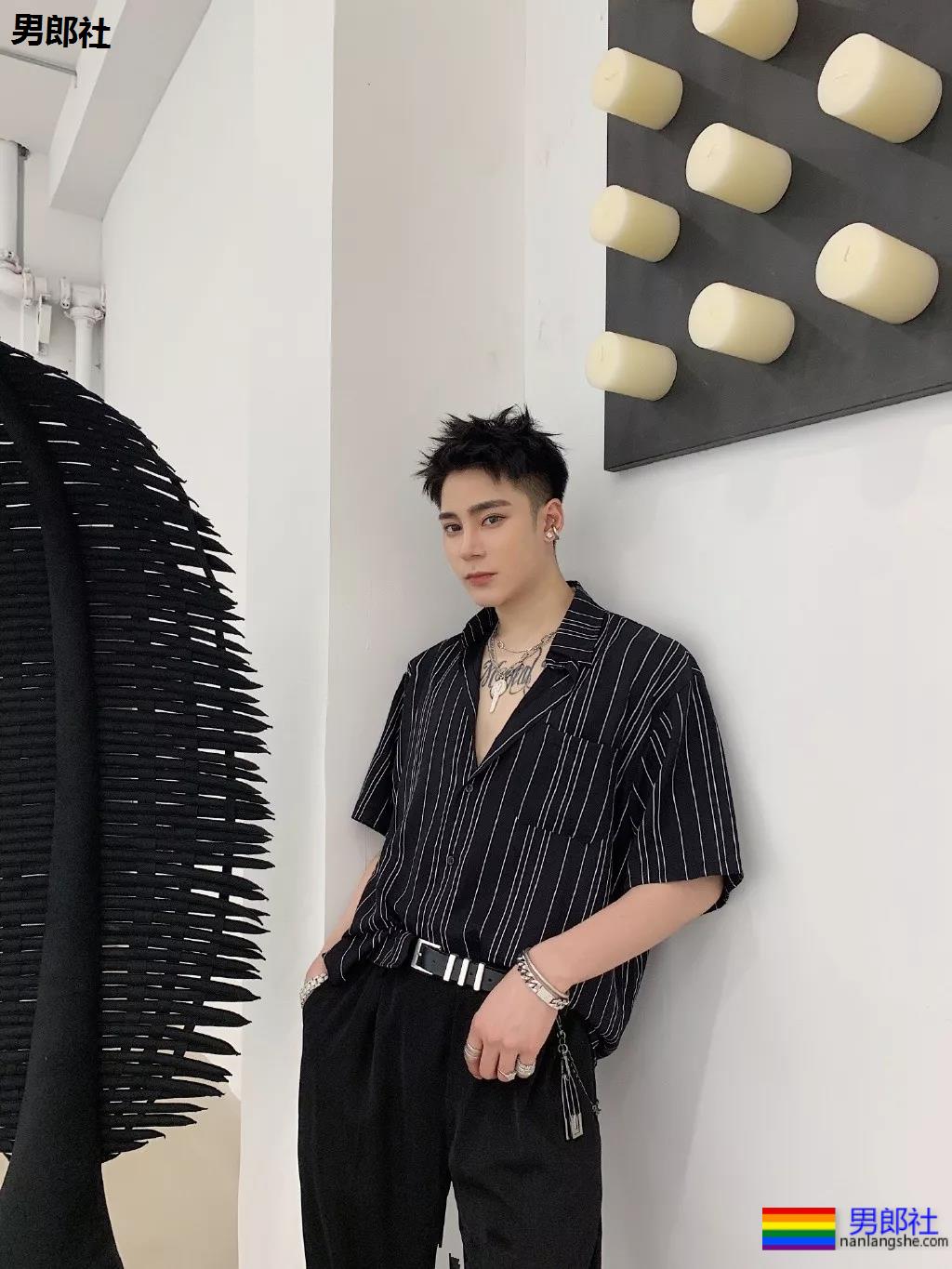 微博网红小狼狗穿内裤爱自拍，白嫩好身材被赞很长很tu! - 51虹马