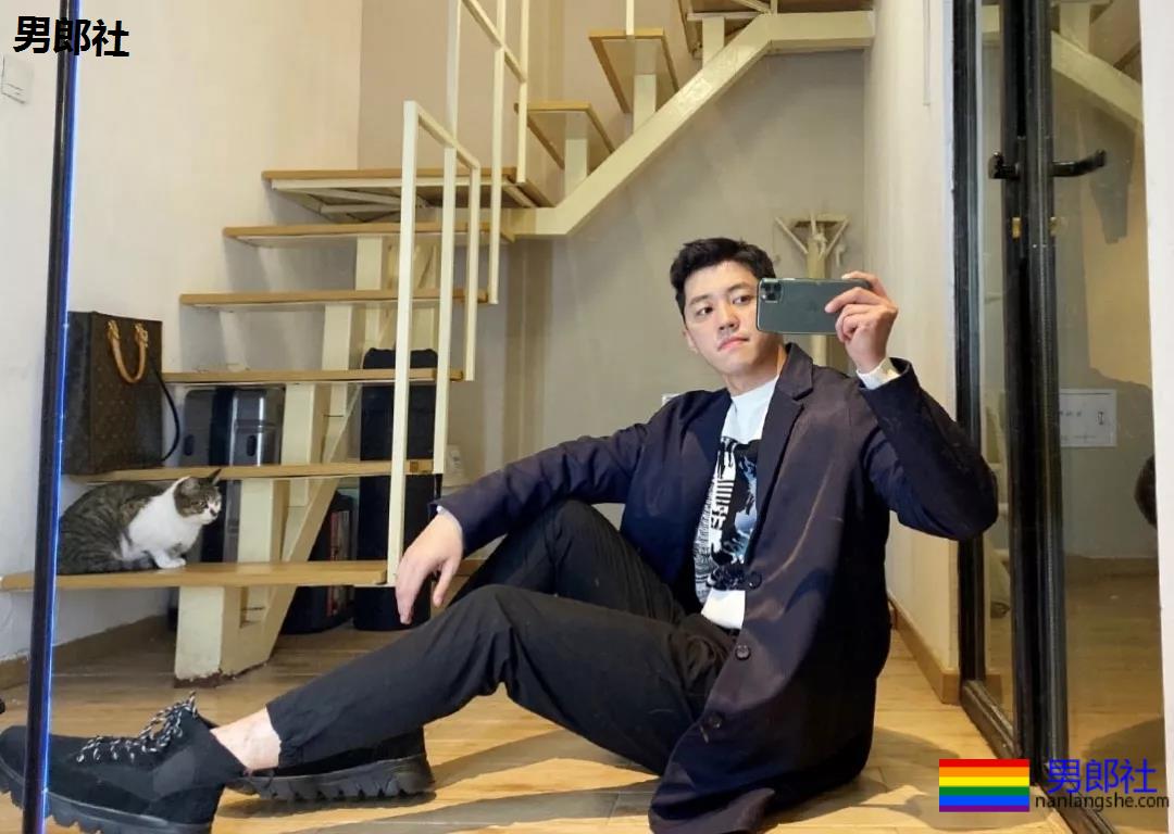 假期到了，肌肉小哥哥也连续上线 - 51虹马