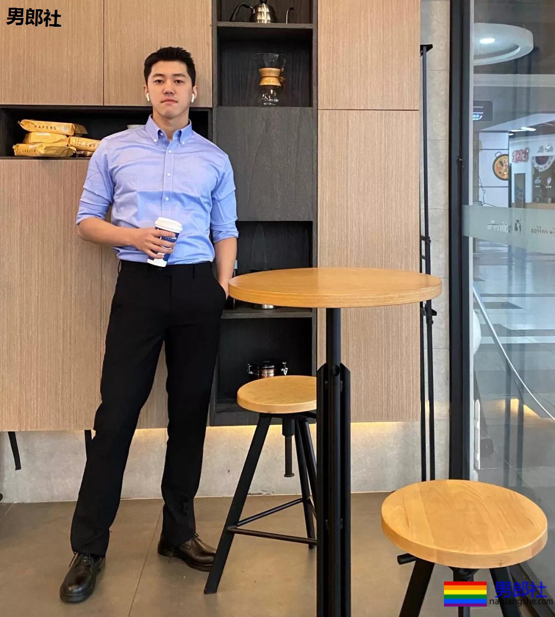 假期到了，肌肉小哥哥也连续上线 - 51虹马