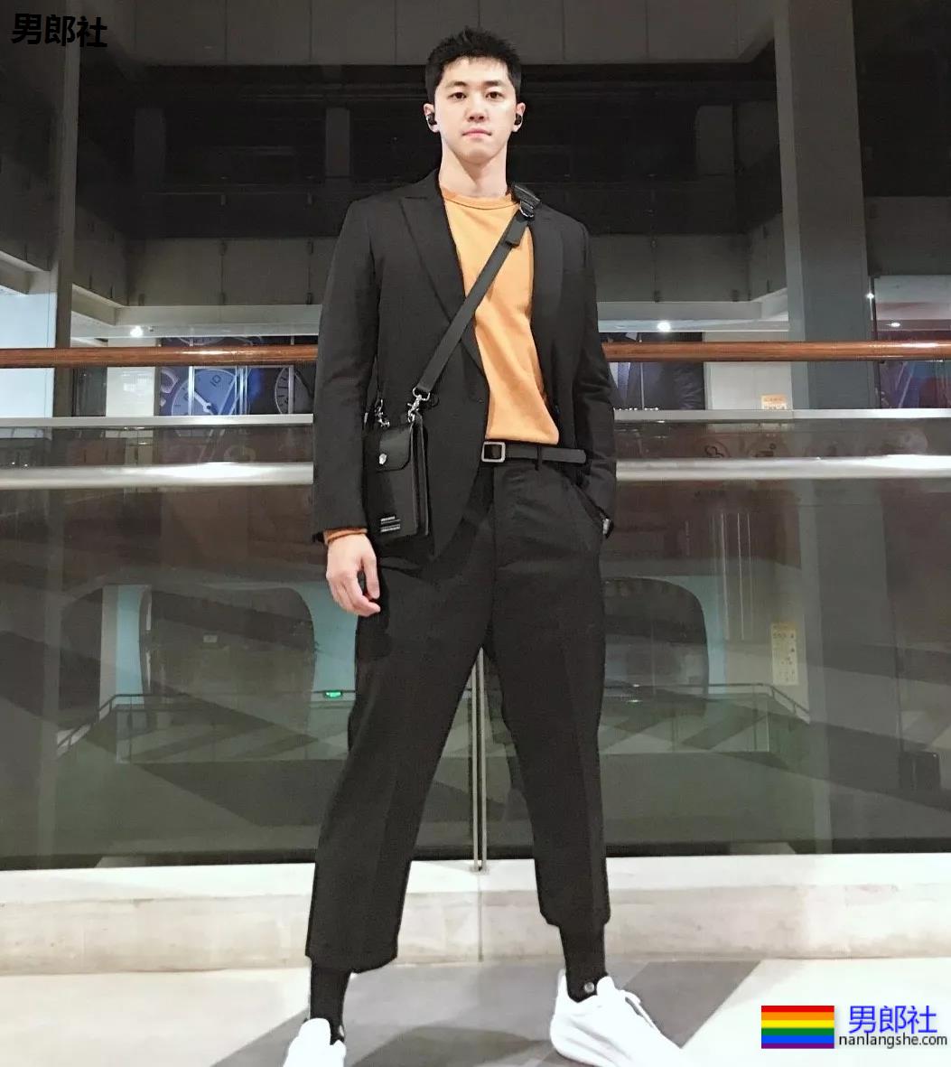 假期到了，肌肉小哥哥也连续上线 - 51虹马