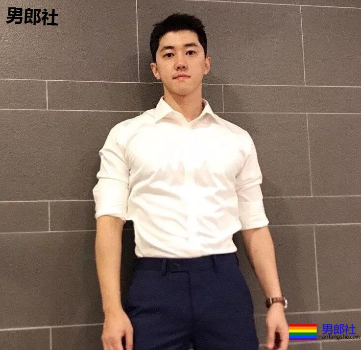 假期到了，肌肉小哥哥也连续上线 - 51虹马