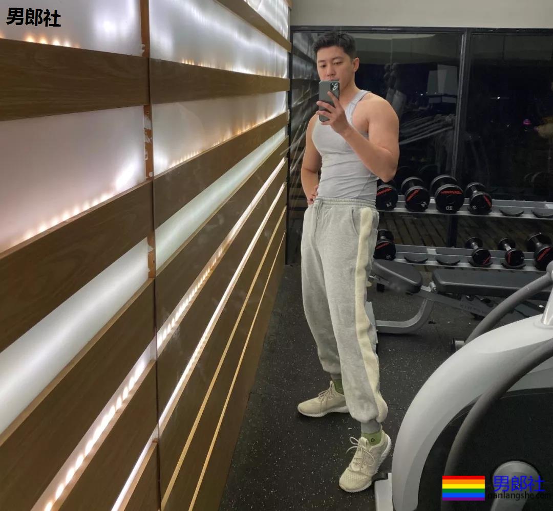 假期到了，肌肉小哥哥也连续上线 - 51虹马