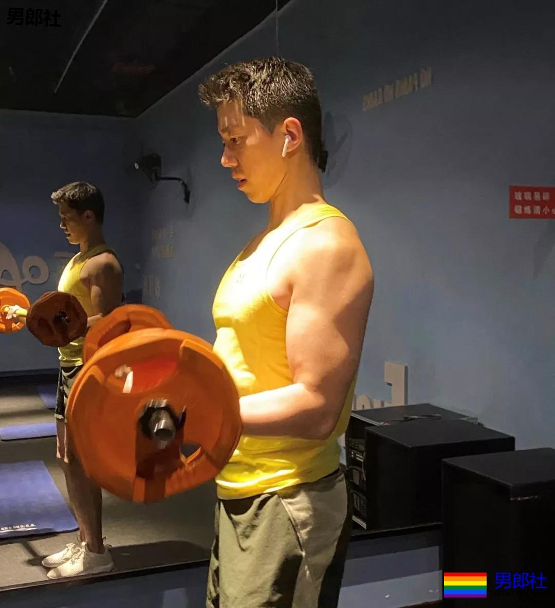 假期到了，肌肉小哥哥也连续上线 - 51虹马