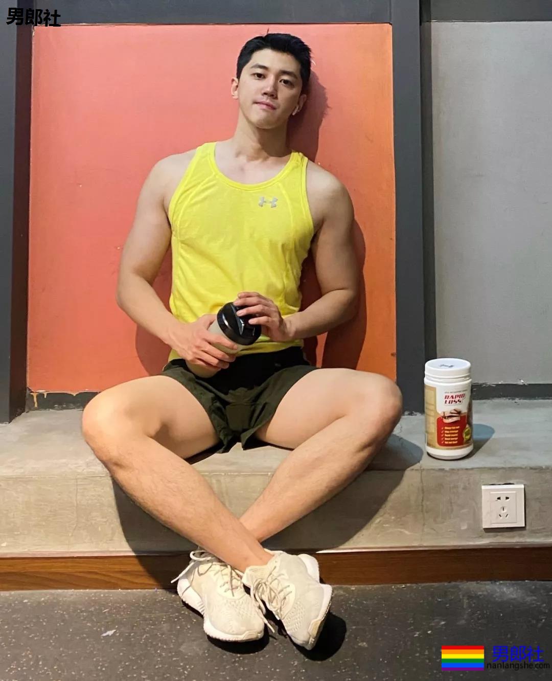 假期到了，肌肉小哥哥也连续上线 - 51虹马