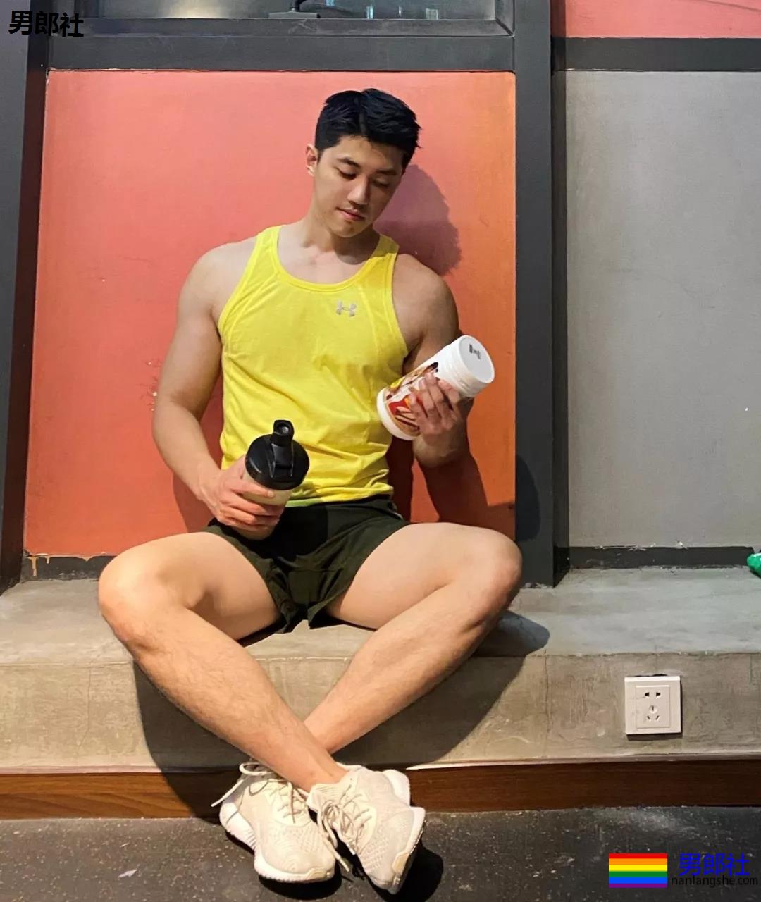 假期到了，肌肉小哥哥也连续上线 - 51虹马