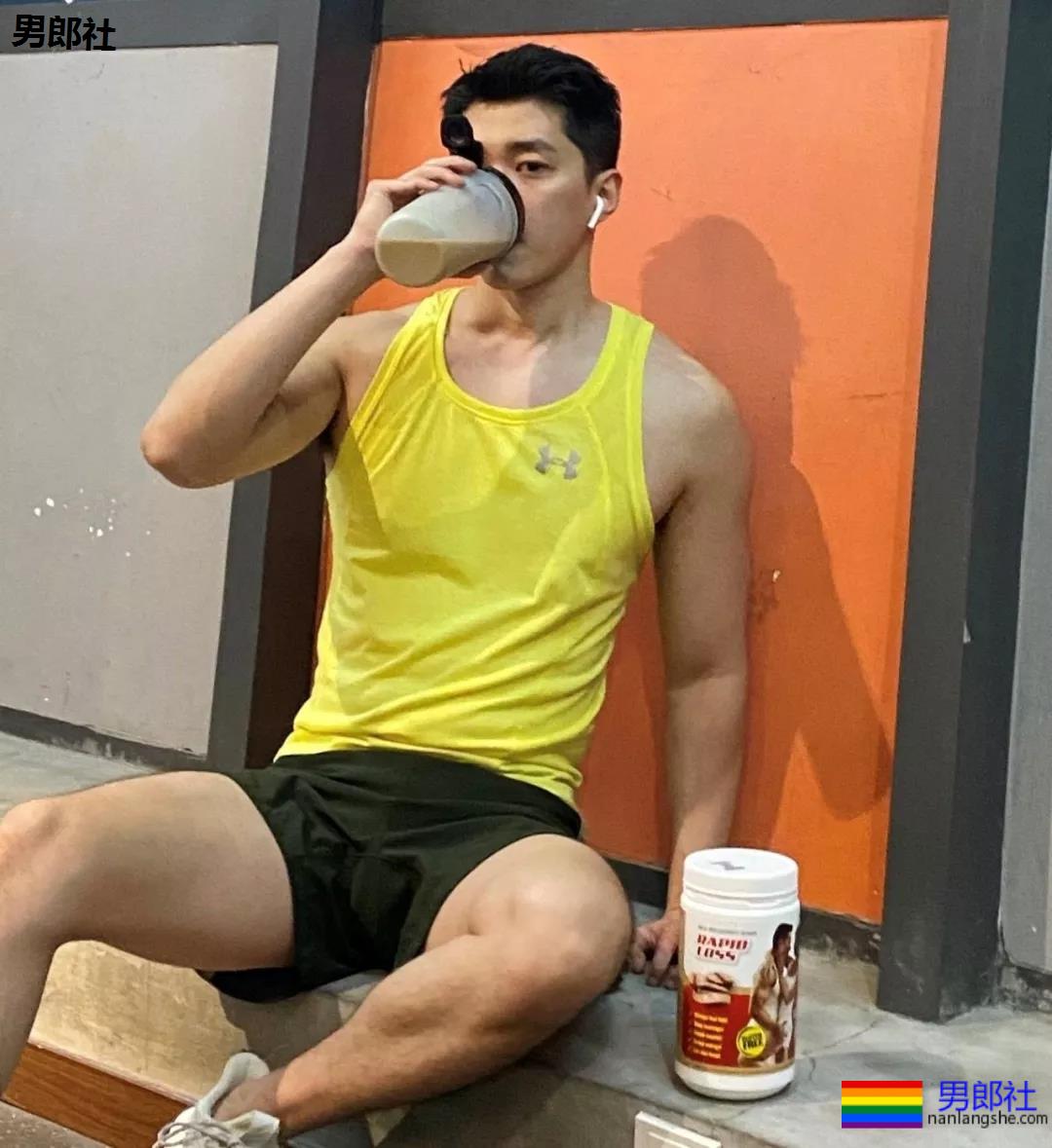 假期到了，肌肉小哥哥也连续上线 - 51虹马