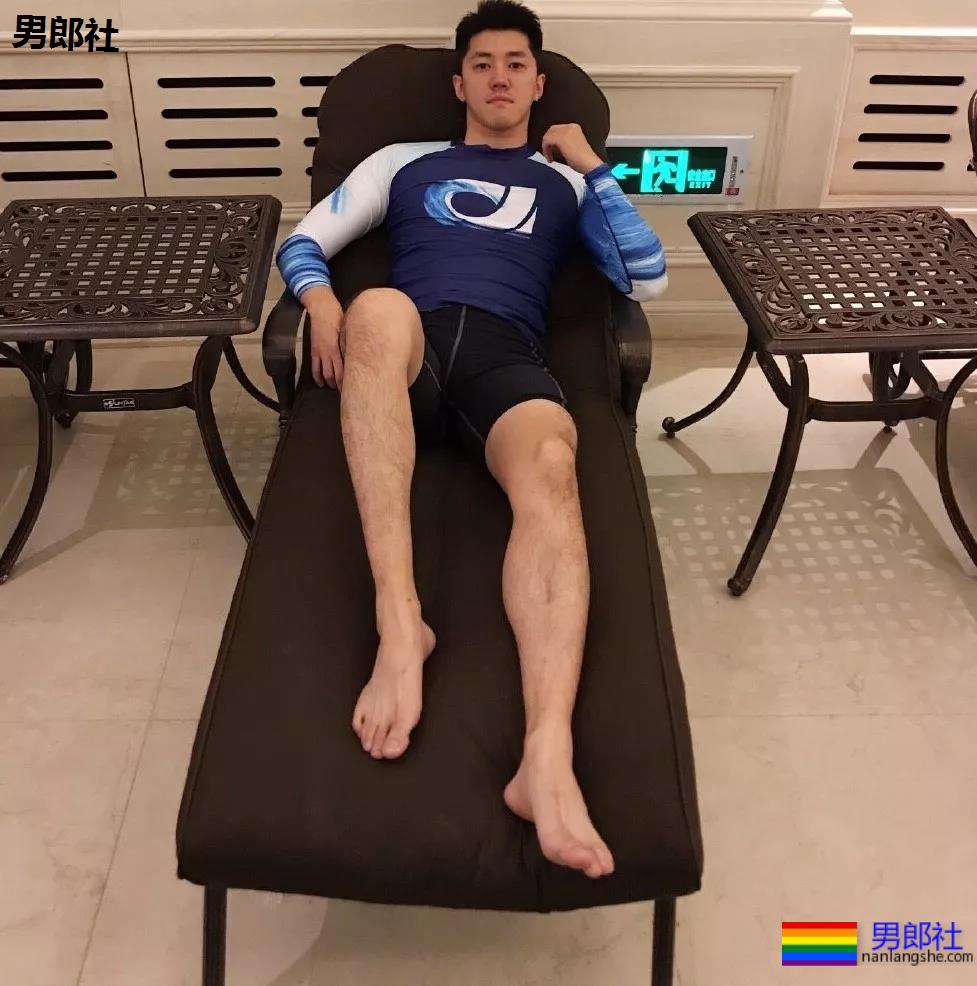 假期到了，肌肉小哥哥也连续上线 - 51虹马