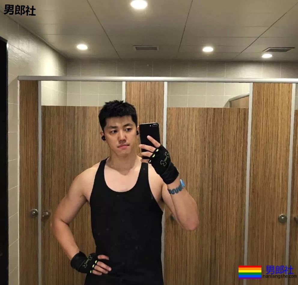 假期到了，肌肉小哥哥也连续上线 - 51虹马