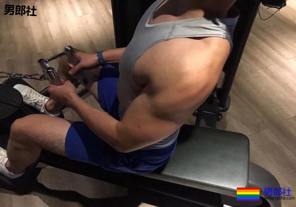 假期到了，肌肉小哥哥也连续上线 - 51虹马