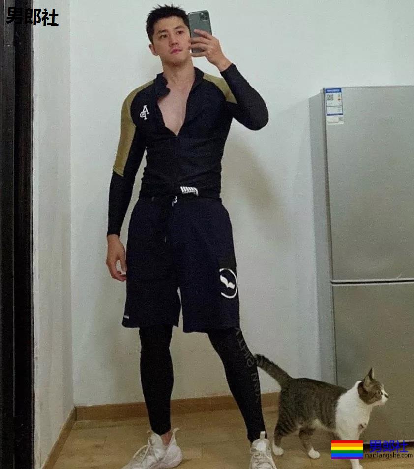 假期到了，肌肉小哥哥也连续上线 - 51虹马