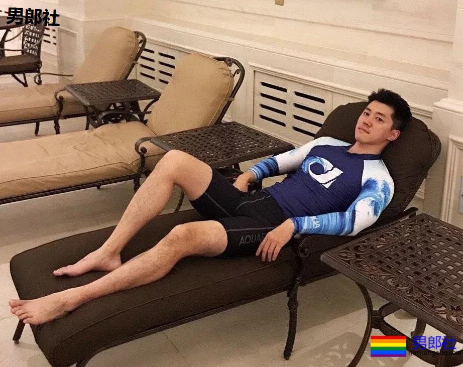 假期到了，肌肉小哥哥也连续上线 - 51虹马