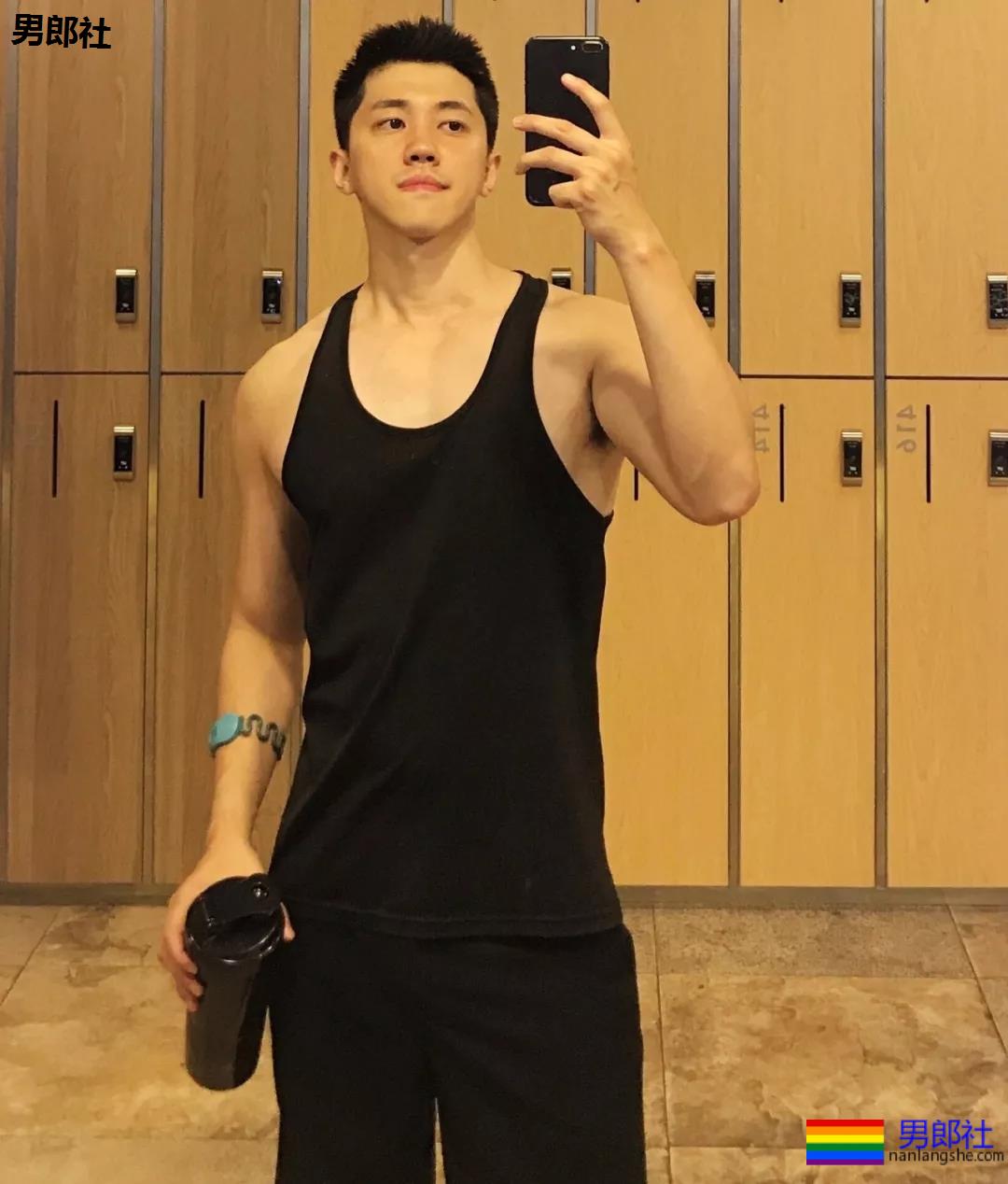 假期到了，肌肉小哥哥也连续上线 - 51虹马