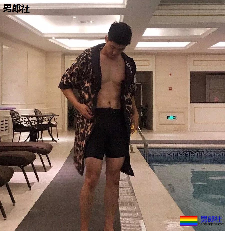 假期到了，肌肉小哥哥也连续上线 - 51虹马