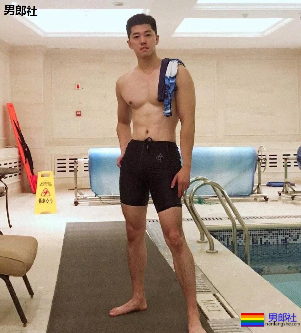 假期到了，肌肉小哥哥也连续上线 - 51虹马