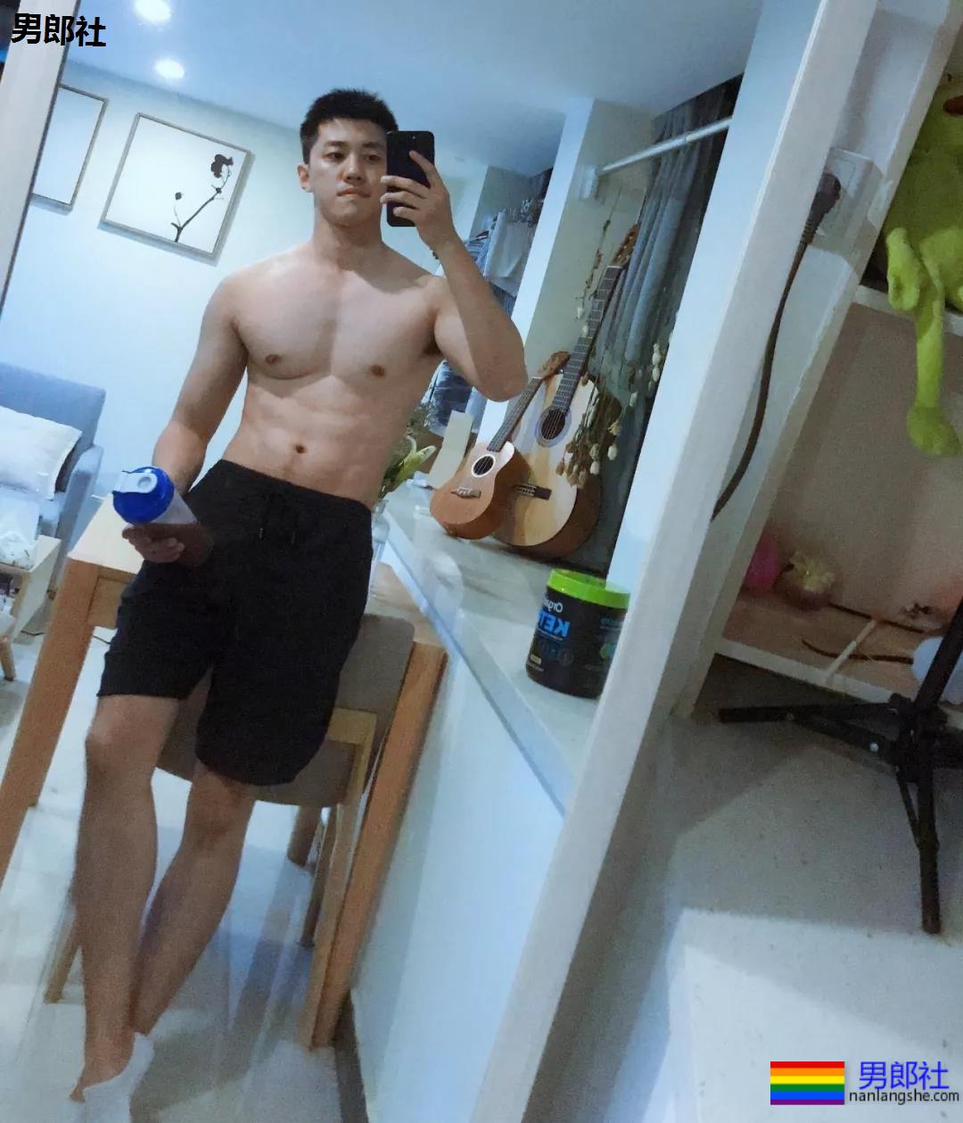 假期到了，肌肉小哥哥也连续上线 - 51虹马