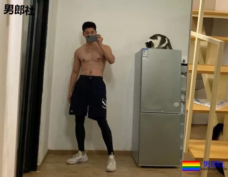 假期到了，肌肉小哥哥也连续上线 - 51虹马