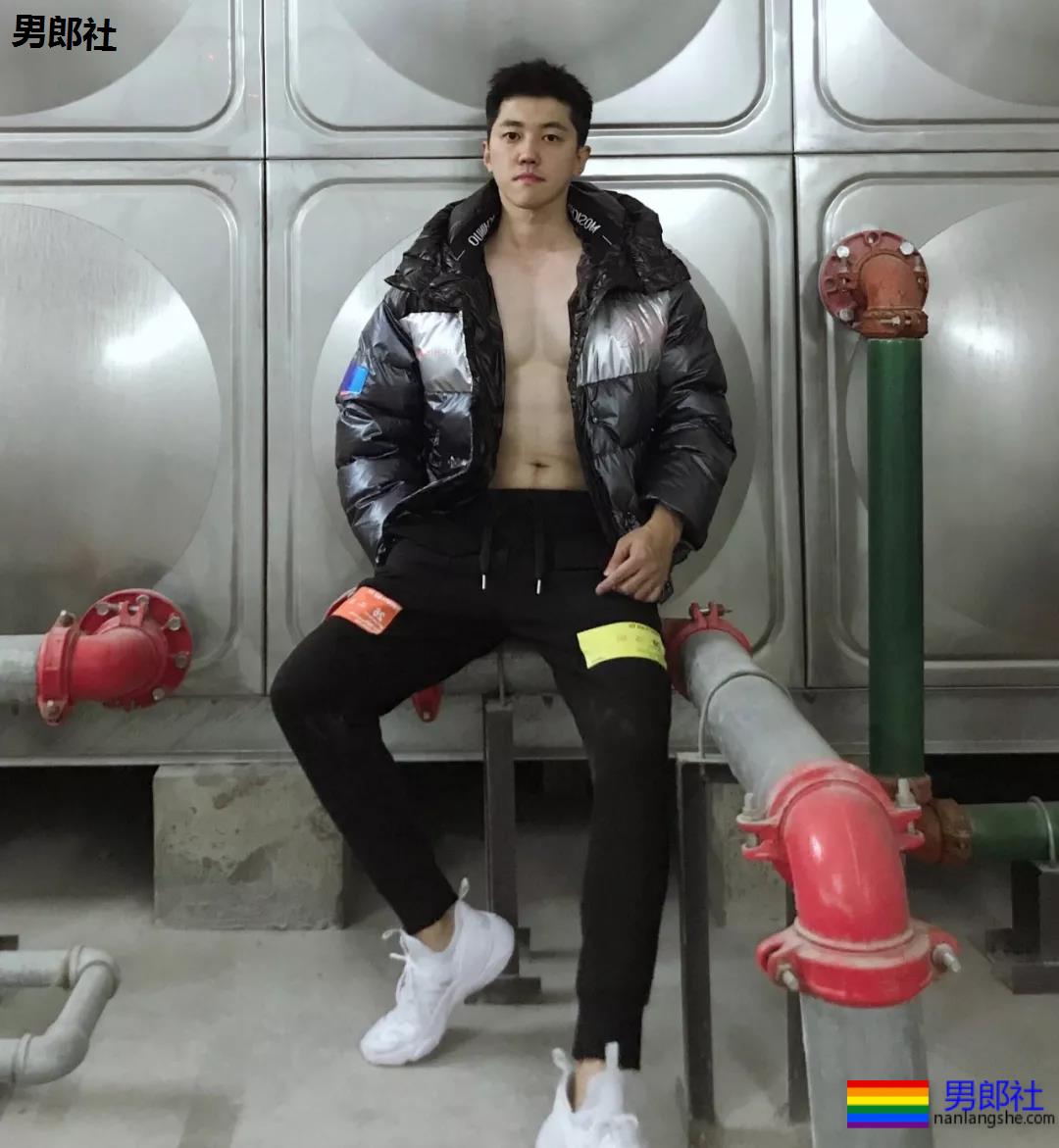 假期到了，肌肉小哥哥也连续上线 - 51虹马