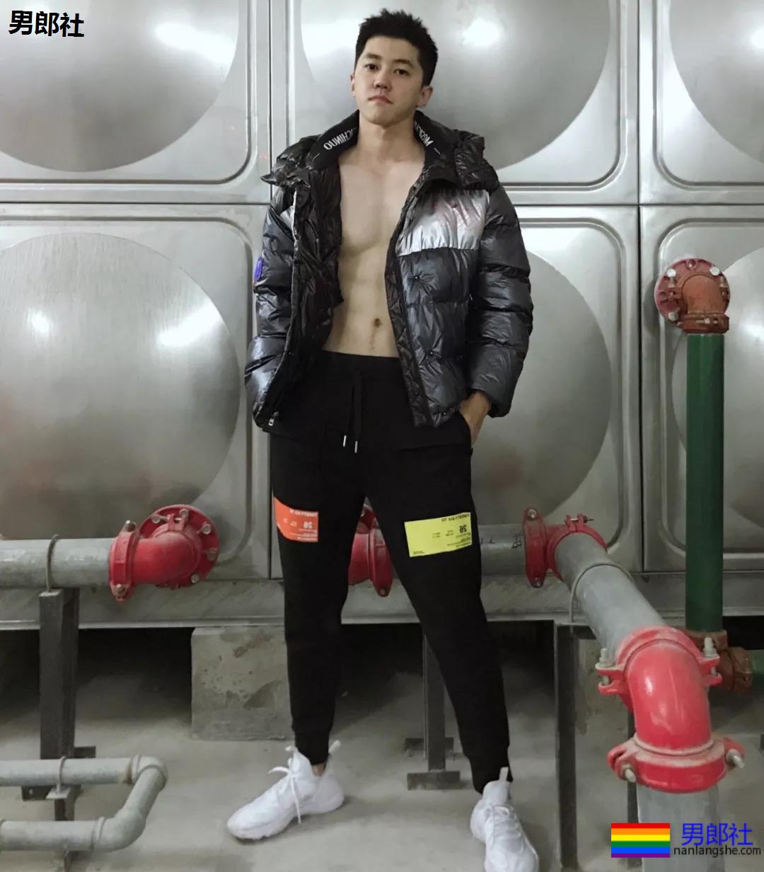 假期到了，肌肉小哥哥也连续上线 - 51虹马