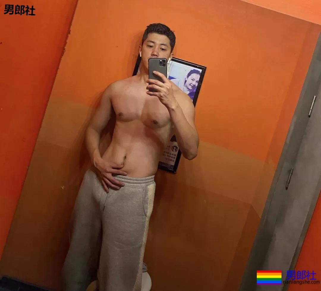 假期到了，肌肉小哥哥也连续上线 - 51虹马