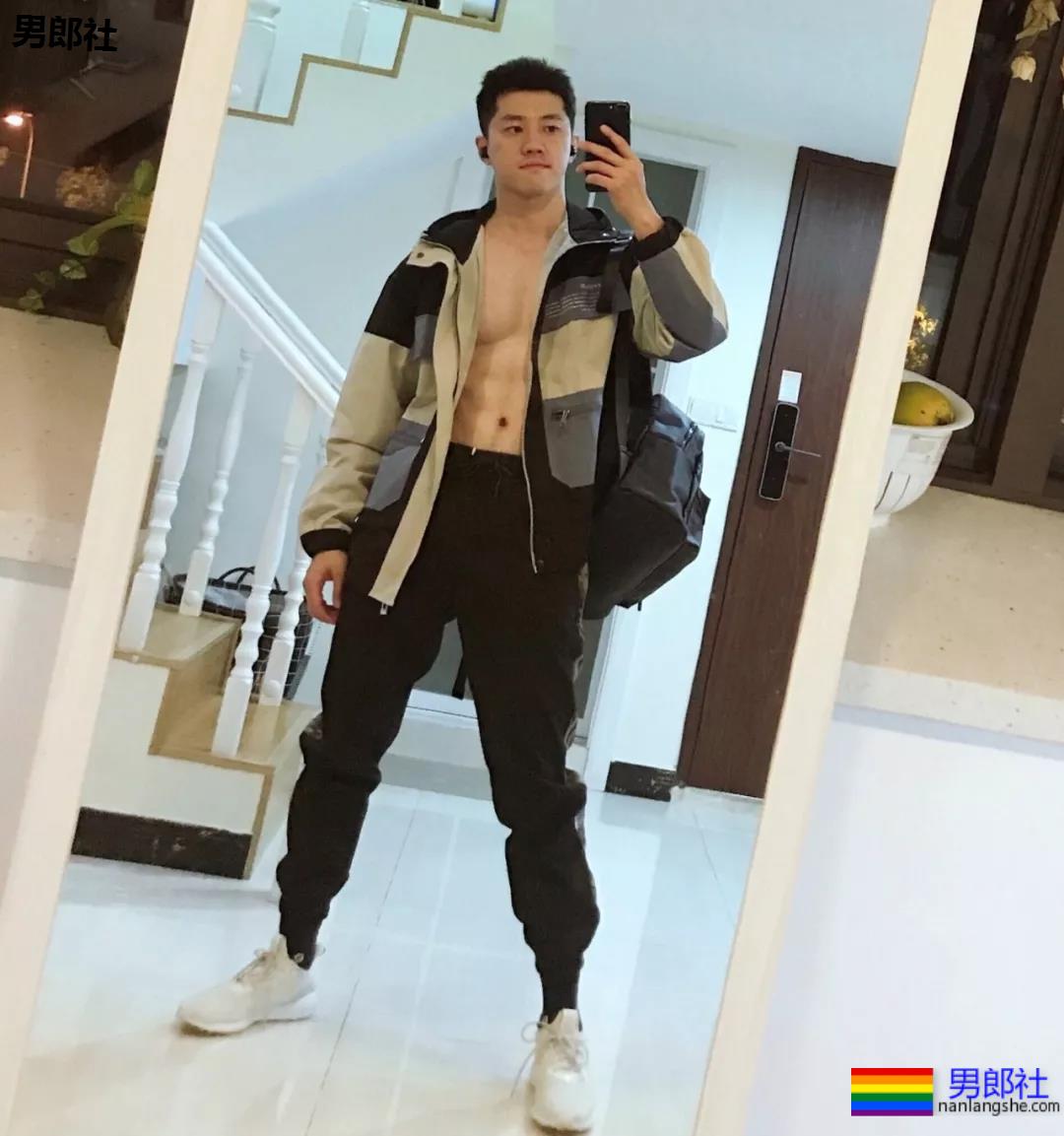 假期到了，肌肉小哥哥也连续上线 - 51虹马