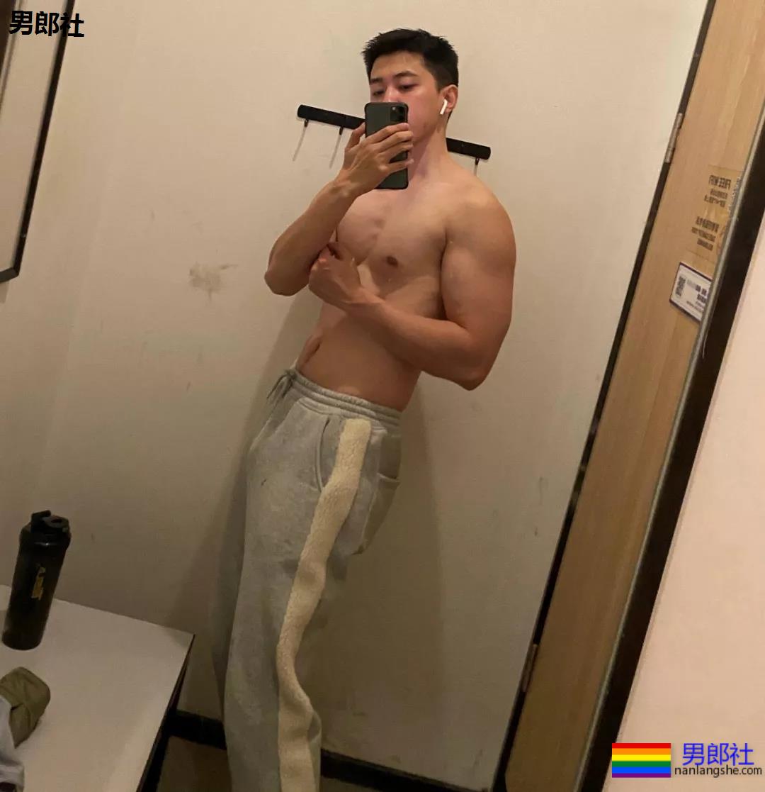 假期到了，肌肉小哥哥也连续上线 - 51虹马