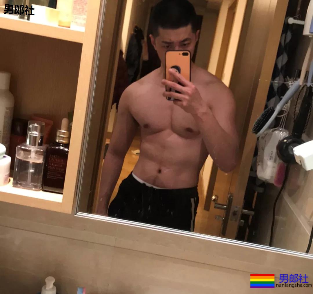 假期到了，肌肉小哥哥也连续上线 - 51虹马