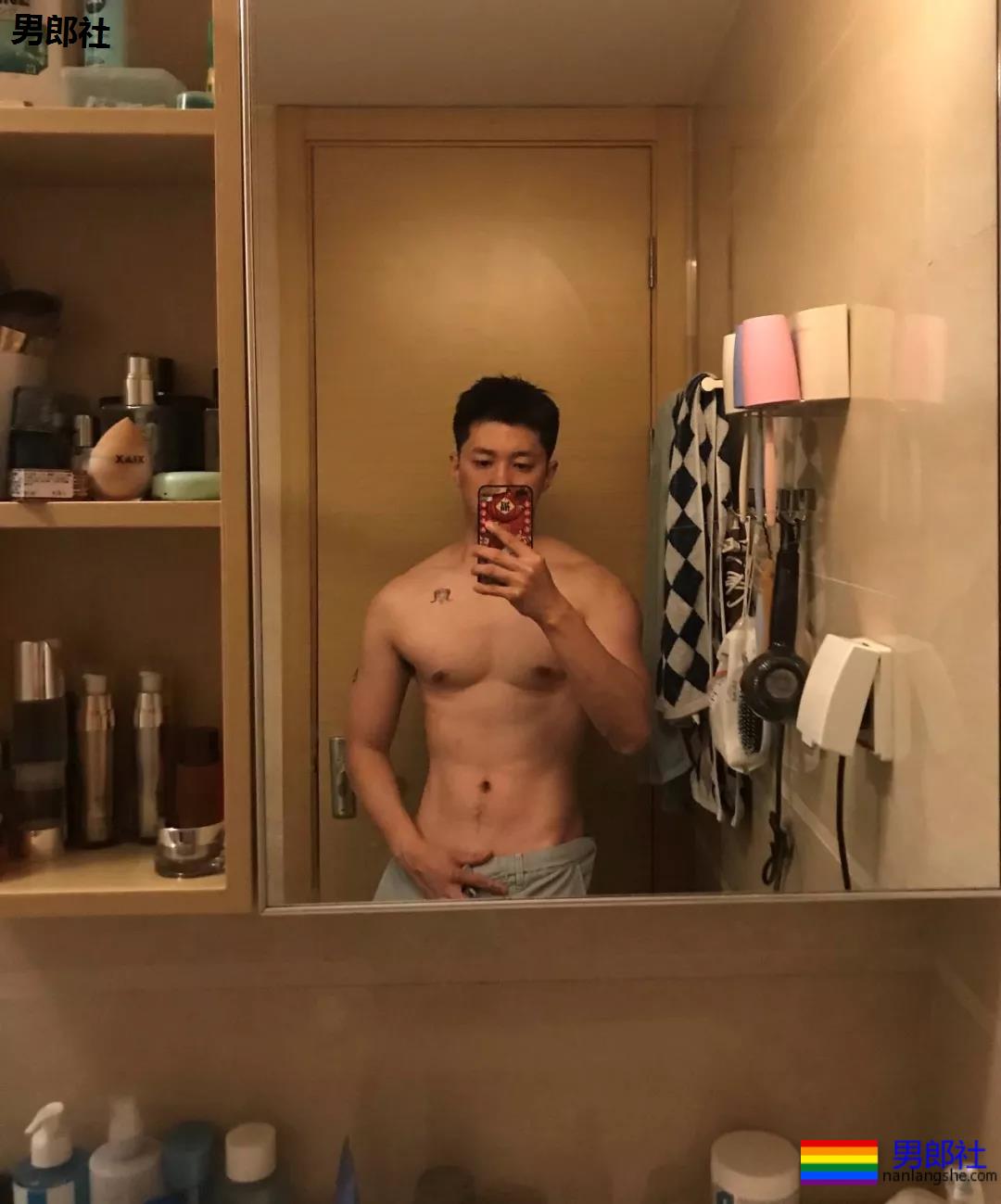 假期到了，肌肉小哥哥也连续上线 - 51虹马