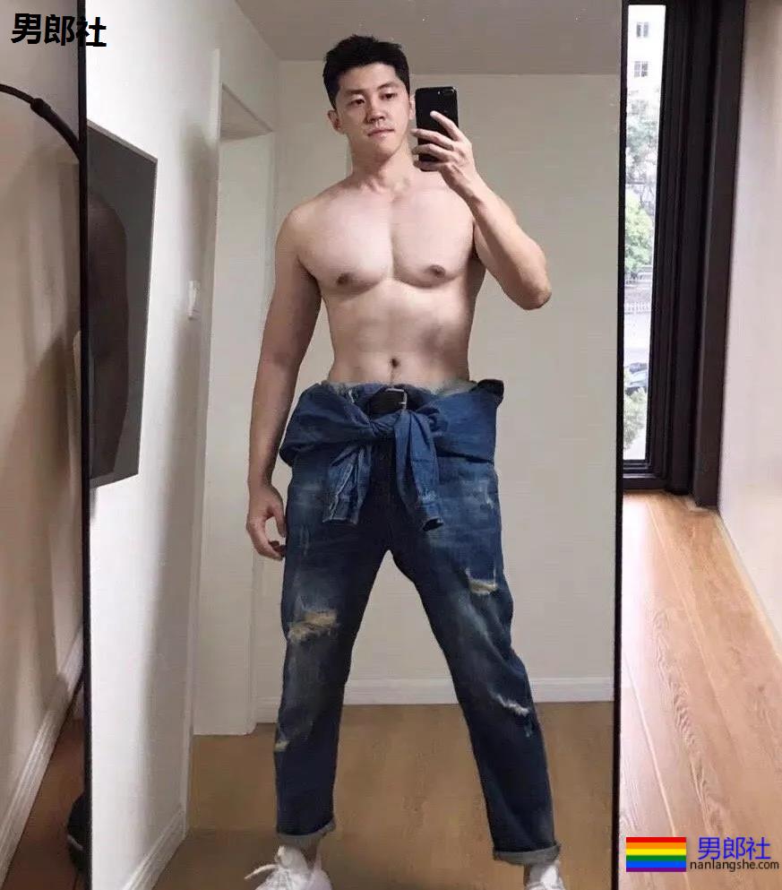 假期到了，肌肉小哥哥也连续上线 - 51虹马