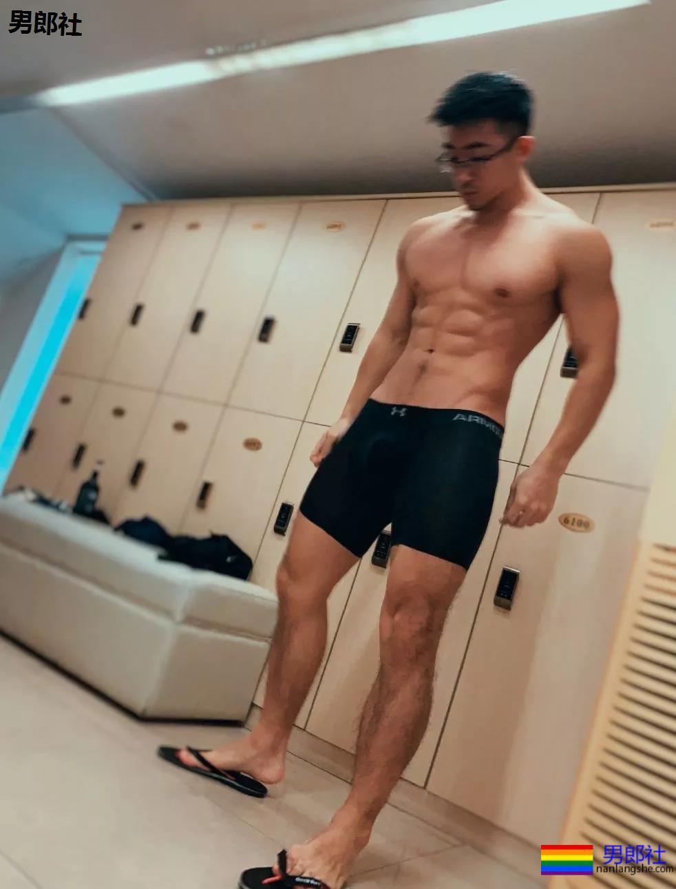 更衣室里换裤子的巨壮肌肉男，竟是芭蕾舞老师-51虹马