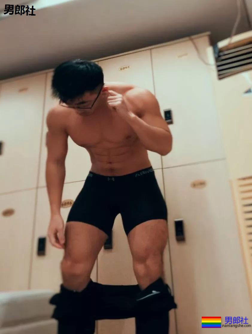 更衣室里换裤子的巨壮肌肉男，竟是芭蕾舞老师 - 51虹马