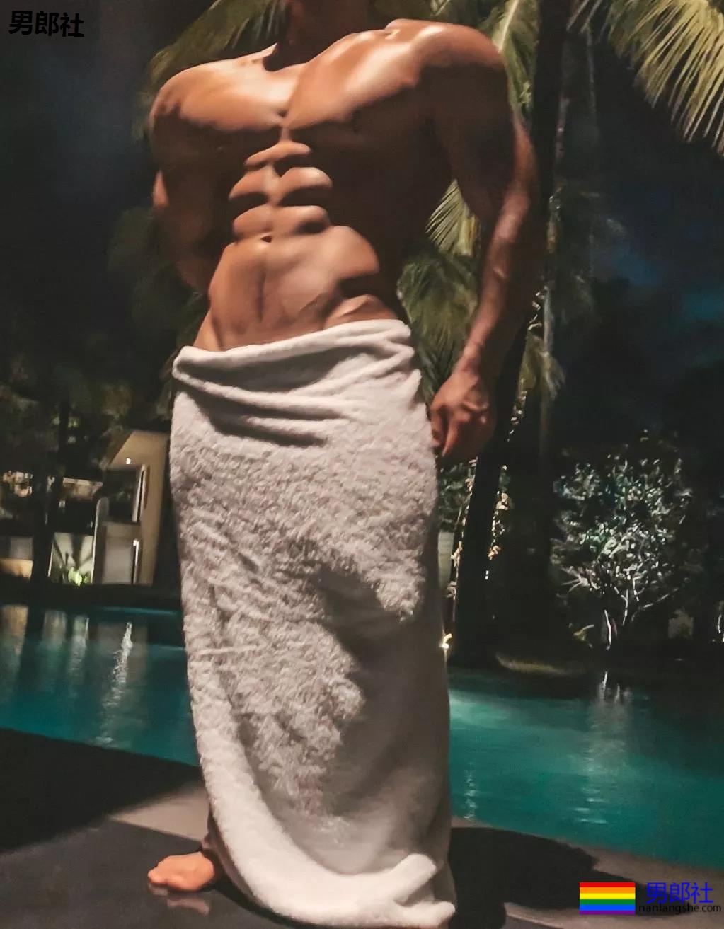 更衣室里换裤子的巨壮肌肉男，竟是芭蕾舞老师 - 51虹马